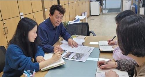 회의 중인 권동식(오른쪽) 인구정책팀장 [강진군 제공·재판매 및 DB 금지]