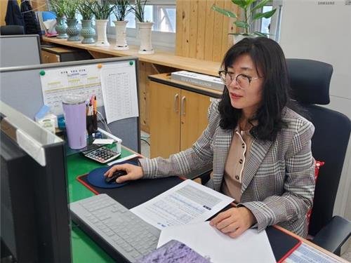 업무 중인 양승희 귀촌팀장 [신안군 제공·재판매 및 DB 금지]