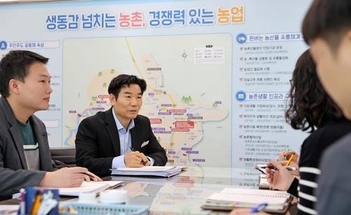 송기찬 임실군 농촌활력과장(가운데) [임실군 제공. 재판매 및 DB 금지]