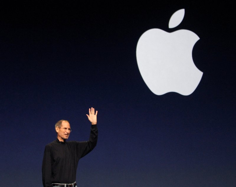 지난 2011년 3월 2일 미국 캘리포니아주 샌프란시스코에서 열린 애플 행사에서 CEO 스티브 잡스가 무대에서 아이패드 2 출시를 마무리하며 손을 흔들고 있다. 이날 잡스는 기립 박수를 받으며 무대에 올랐고 잠시 병가를 낸 후 다시 스포트라이트를 받으며 두 번째 버전의 아이패드를 공개했다. 로이터뉴스1