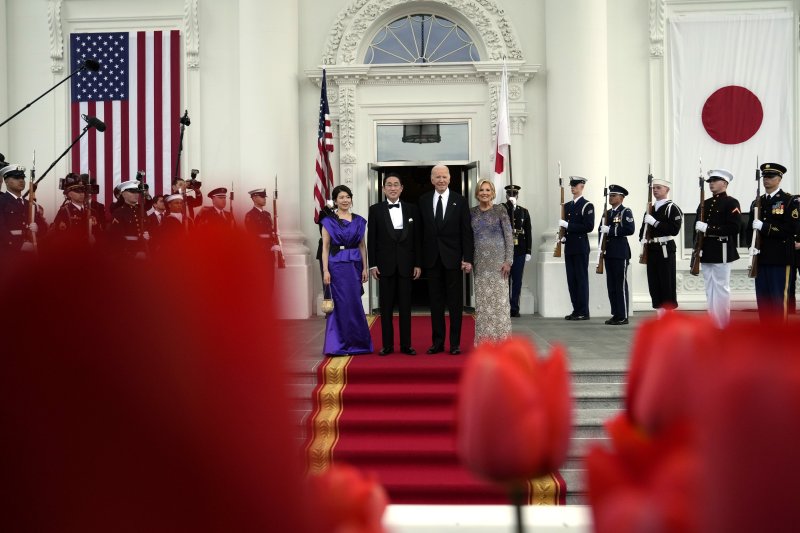 조 바이든 미국 대통령과 기시다 후미오 일본 총리가 10일(현지시간) 미국 워싱턴 백악관에서 열린 국빈만찬에 앞서 기념사진을 찍고 있다. AP 연합뉴스