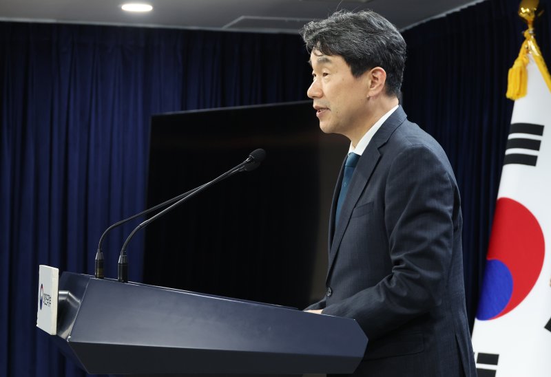 [서울=뉴시스] 김명원 기자 = 이주호 사회부총리 겸 교육부 장관이 지난 3일 서울 종로구 정부서울청사에서 2024학년도 늘봄학교 참여 현황 발표를 하고 있다. 2024.04.03. kmx1105@newsis.com