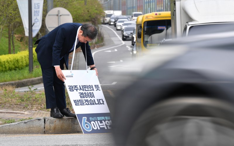 [광주=뉴시스] 변재훈 기자 = 이낙연 새로운미래 대표가 11일 오전 광주 광산구 산월나들목 주변 교차로에서 낙선 인사를 하고 있다. 이 대표는 민주당 탈당 직후 창당한 새로운미래 소속으로 광주 광산을에 출마했으나 낙선했다. 2024.04.11. wisdom21@newsis.com