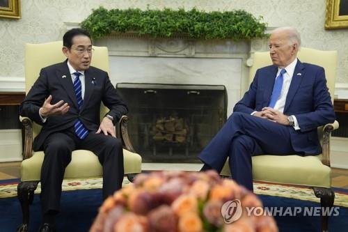 조 바이든 미국 대통령(오른쪽)과 기시다 후미오 일본 총리가 10일(현지시간) 백악관 사우스론에서 열린 국빈 환영행사를 마친 뒤 오벌 오피스에서 회담하고 있다. 기시다 총리는 일본 총리로는 9년 만에 미국을 국빈 방문했다. 연합뉴스