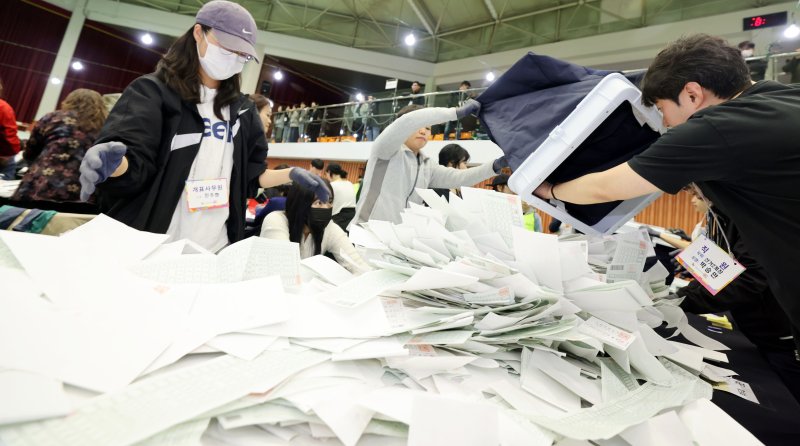 [인천=뉴시스] 전진환 기자 = 제22대 국회의원선거일인 10일 인천 계양구 경인교육대학교 체육관 개표소에서 개표사무원들이 개표작업을 하고 있다. (공동취재) 2024.04.10. photo@newsis.com