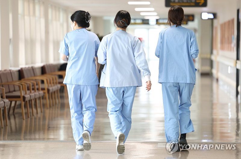 의대 정원 증원을 둘러싼 의정갈등이 계속되고 있는 지난 10일 오후 서울 한 대형병원에서 의료진이 이동하고 있다. 연합뉴스