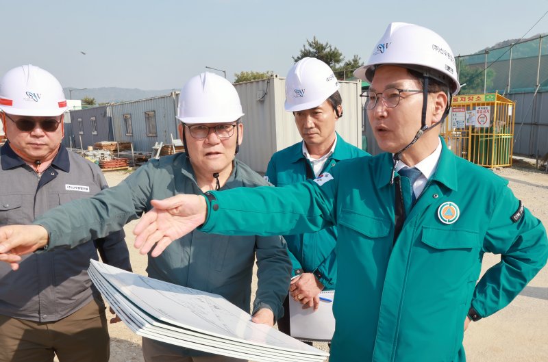 심덕섭 전북 고창군수(오른쪽)가 지역 건설 현장을 찾아 진행 상황을 점검하는 모습. 고창군 제공