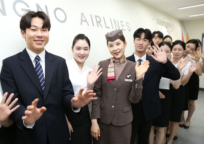 아시아나항공 승무원과 항공서비스학과 학생들이 11일 서울 종로 종로산업정보학교에서 진행된 '색동나래교실'에서 기념 촬영 하고 있다. 아시아나항공 제공