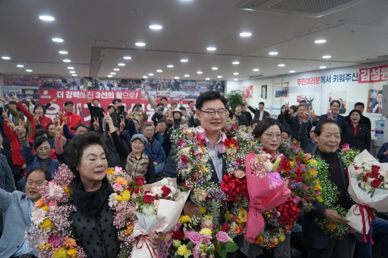 [연천=뉴시스] 경기 동두천양주연천을 국회의원으로 당선된 국민의힘 김성원 당선인. (사진=김 당선인 캠프 제공) 2024.04.11 photo@newsis.com