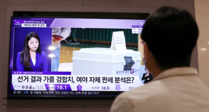 제22대 국회의원 선거일인 10일 서울의 한 병원에서 의사가 선거 특집 뉴스를 보고 있다 /사진=뉴시스
