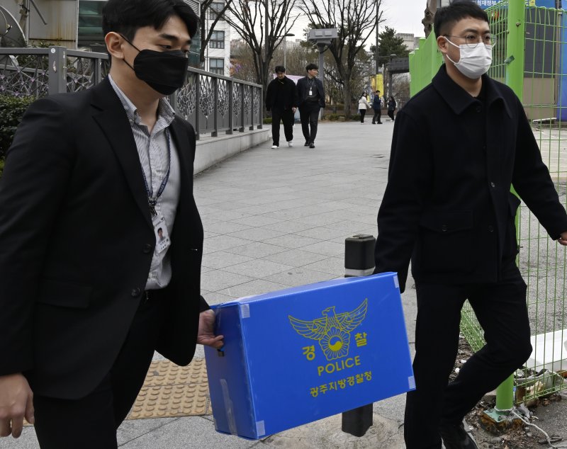 [광주=뉴시스] 박기웅 기자 = 경찰이 광주의 한 국회의원 후보 선거사무실 압수수색을 마친 뒤 이동하고 있다. 2024.03.19. pboxer@newsis.com *재판매 및 DB 금지