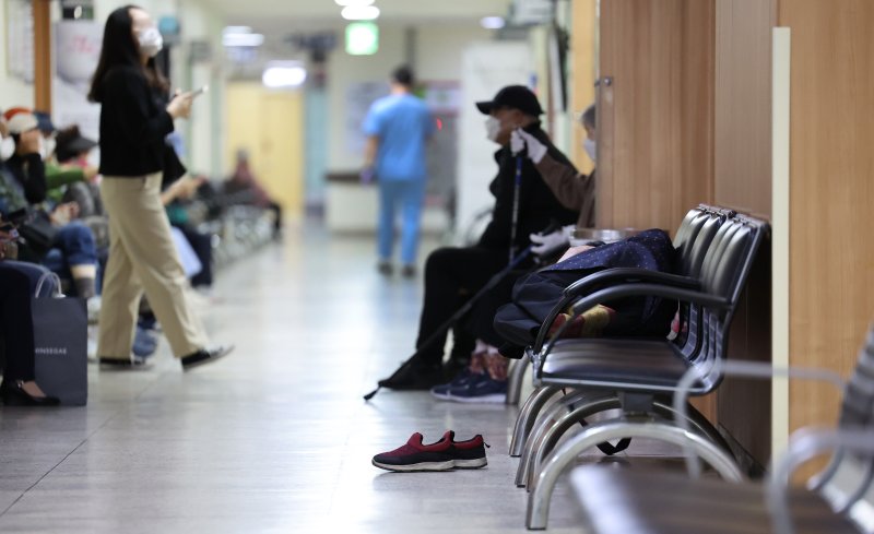 지난 11일 대구 시내 대학병원에서 신발을 벗은 한 환자가 의자에 누워 휴식을 취하고 있다. 뉴시스