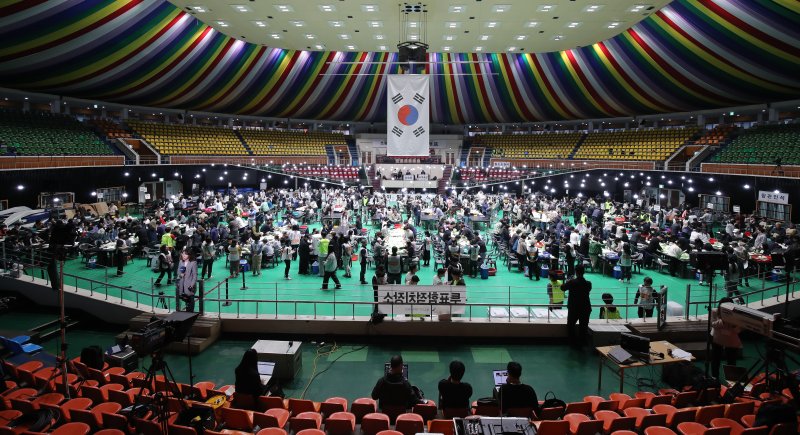 [제주=뉴시스] 우장호 기자 = 제22대 국회의원 선거일인 10일 오후 제주시 한라체육관 개표소에서 제주도선거관리위원회 관계자들이 개표를 하고 있다. (사진=제주도사진기자회) 2024.04.10. woo1223@newsis.com