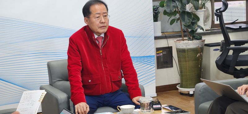 홍준표 대구시장이 11일 오후 대구시청 동인청사 기자실을 찾아 이번 총선에 대해 얘기하고 있다. 김장욱 기자