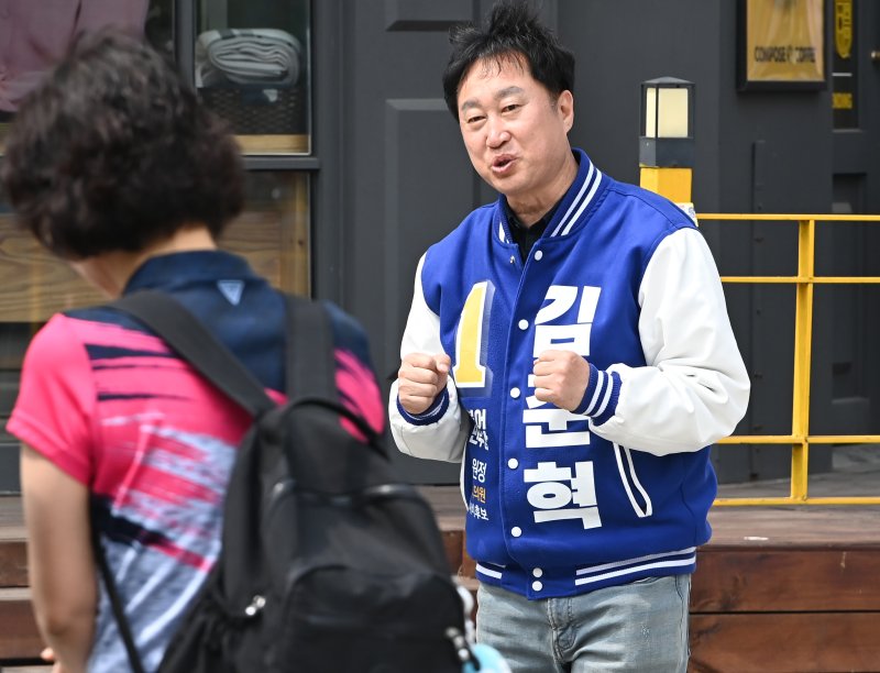 [수원=뉴시스] 김종택기자 = 제22대 국회의원선거 수원정에 당선된 김준혁 더불어민주당 당선인이 11일 경기도 수원시 영통구 매탄동 상가지역에서 당선 인사를 하고 있다. 2024.04.11. jtk@newsis.com