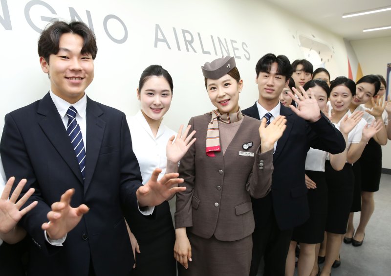 아시아나항공 승무원과 항공서비스학과 학생들이 11일 서울 종로 종로산업정보학교에서 진행된 '색동나래교실'에서 기념촬영을 하고 있다. 아시아나항공 제공