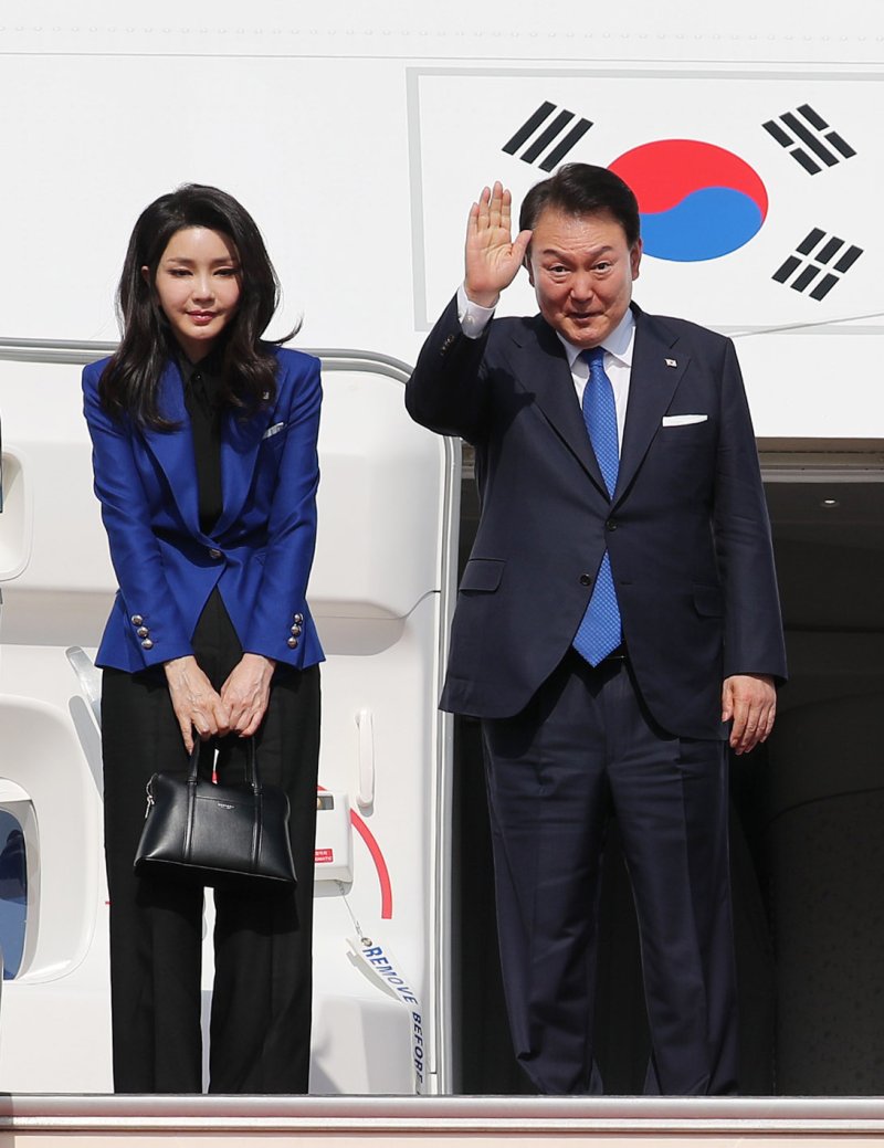 [히로시마=뉴시스] 지난해 5월21일 주요 7개국(G7) 정상회의 일정을 마치고 일본 히로시마 공항에서 공군 1호기 탑승 전 인사하고 있는 윤석열 대통령과 부인 김건희 여사. 2024.04.12.