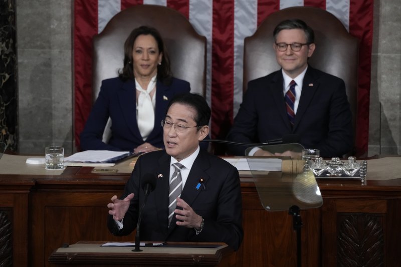 미국을 국빈방문한 기시다 후미오 일본 총리가 11일(현지시각) 워싱턴DC 국회의사당에서 열린 상하원 합동회의에서 연설하고 있다. 뉴시스