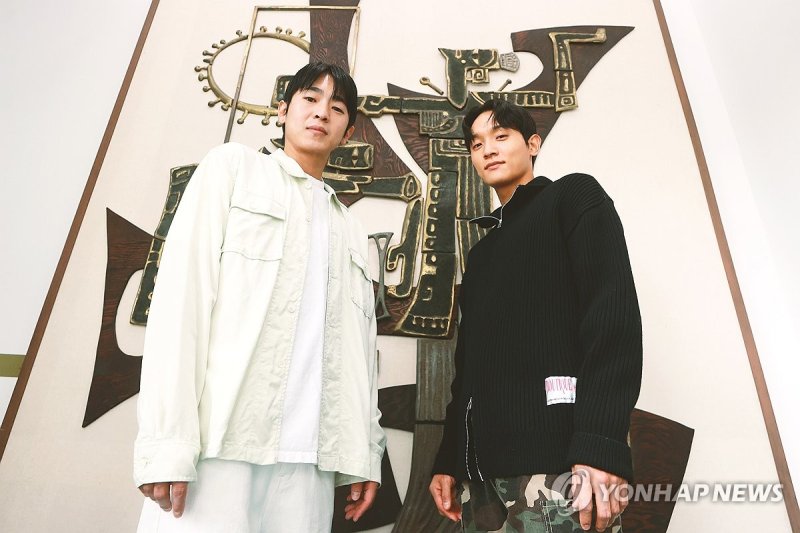 국립무용단의 주역 무용수 조용진과 최호종 국립무용단의 주역 무용수 조용진과 최호종 (서울=연합뉴스) 진연수 기자 = 무용수 조용진(왼쪽)과 최호종이 11일 서울 중구 국립극장 해오름극장에서 진행된 연합뉴스와 인터뷰에 앞서 포즈를 취하고 있다. 2024.4.11 jin90@yna.co.kr (끝)