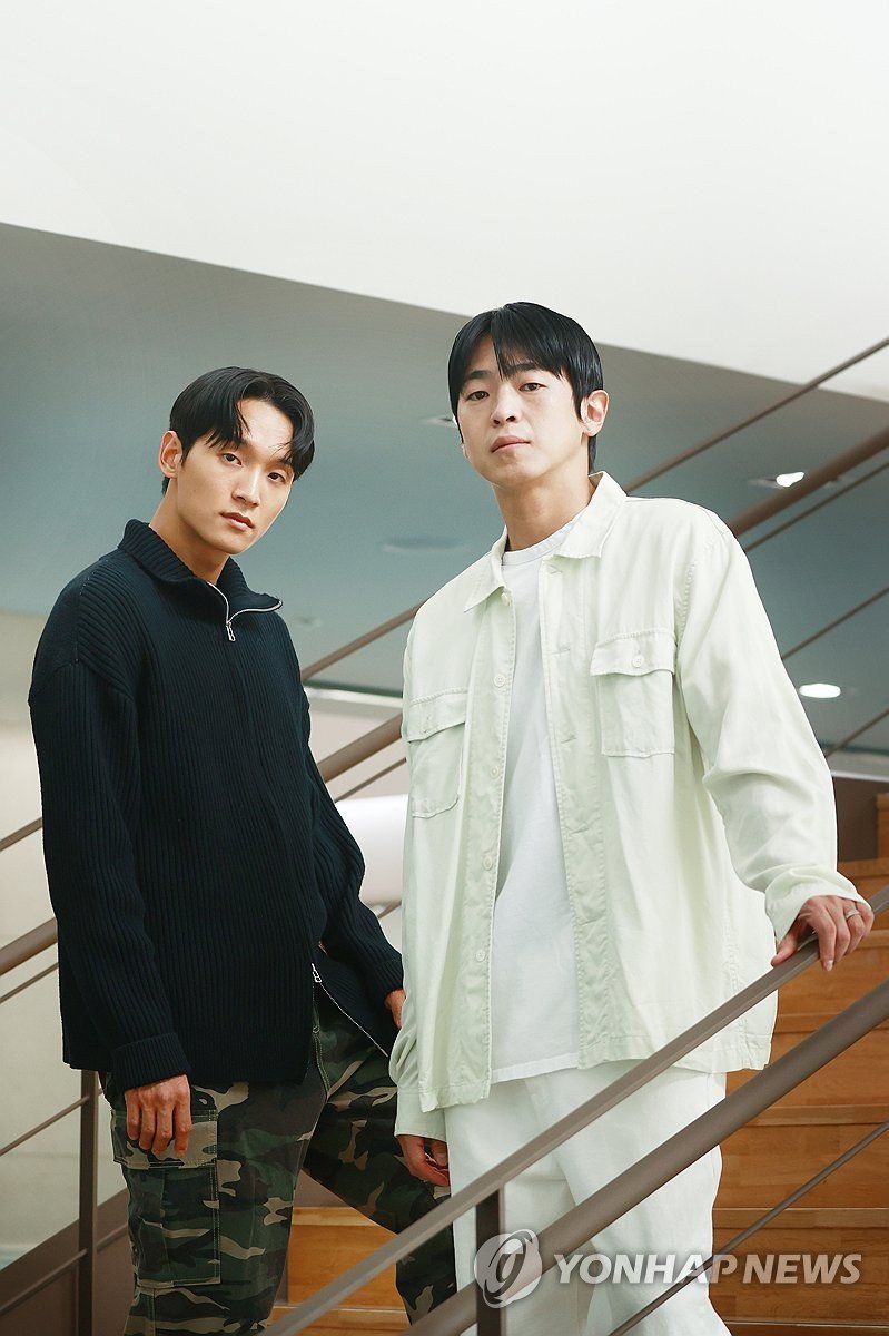 '사자의 서'의 무용수 조용진과 최호종 '사자의 서'의 무용수 조용진과 최호종 (서울=연합뉴스) 진연수 기자 = 국립무용단 신작 '사자의 서'에 출연하는 무용수 조용진(오른쪽)과 최호종이 11일 서울 중구 국립극장 해오름극장에서 진행된 연합뉴스와 인터뷰에 앞서 포즈를 취하고 있다. 2024.4.11 jin90@yna.co.kr (끝)