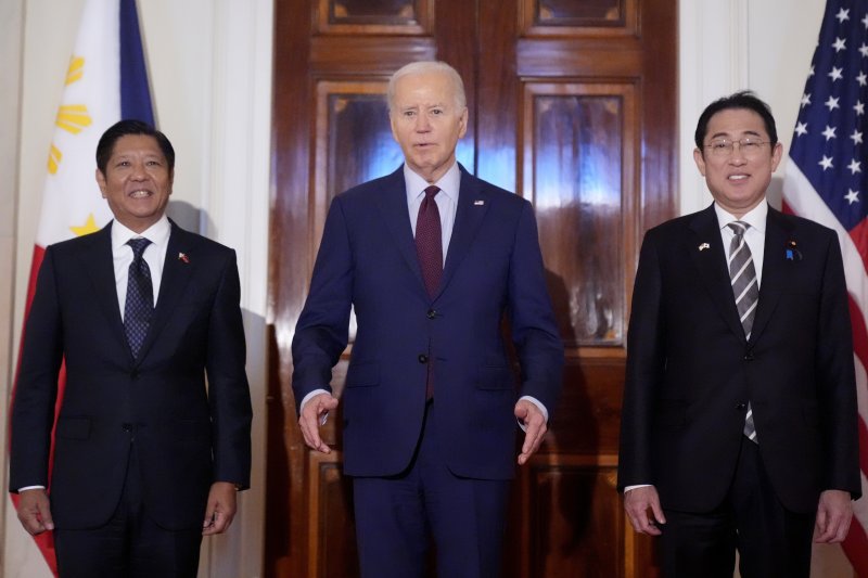 조 바이든 미국 대통령(가운데)이 11일(현지시간) 수도 워싱턴DC 백악관 이스트룸에서 열린 미국·일본·필리핀 3국 정상회의에 앞서 기시다 후미오 일본 총리(오른쪽), 페르디난드 마르코스 필리핀 대통령과 함께 발언하고 있다. 뉴시스