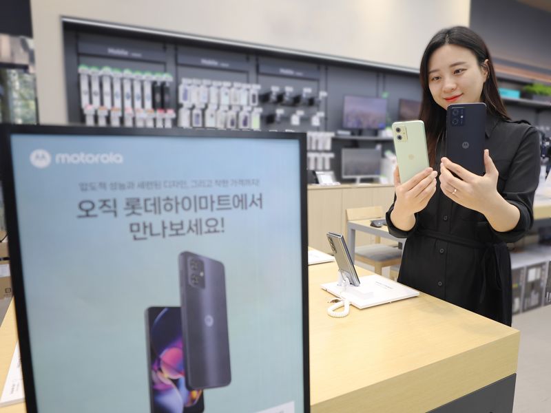 롯데하이마트가 모토로라 스마트폰 '모토 G54'의 5G 자급제 상품을 국내 단독 출시한다. 롯데하이마트 제공