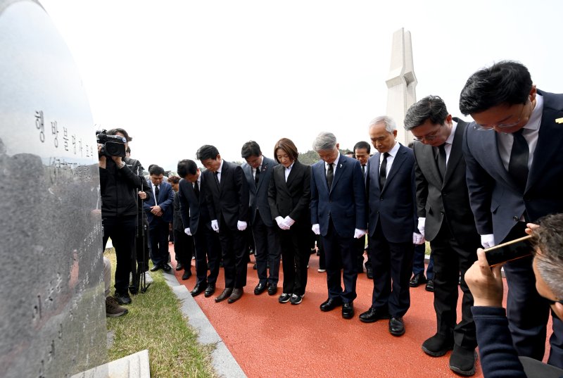 [광주=뉴시스] 김혜인 기자 = 제22대 국회의원 선거에서 광주 지역구 8석을 모두 석권한 더불어민주당 당선인들이 11일 오전 광주 북구 운정동 국립 5·18민주묘지 내 행방불명자 묘역을 참배하고 있다. 왼쪽부터 광산갑 박균택, 서구갑 조인철, 북구갑 정준호, 북구을 전진숙, 광산을 민형배, 서구을 양부남, 동남을 안도걸, 동남갑 정진욱 당선인. 2024.04.11. hyein0342@newsis.com