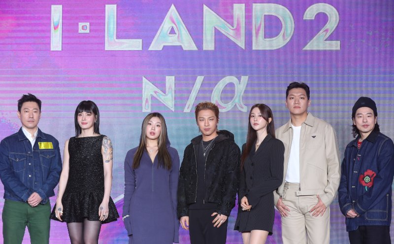 [서울=뉴시스] 김혜진 기자 = 김신영 PD(왼쪽부터), 안무가 리정, 모니카, 가수 태양, 프로듀서 VVN, 24, 이창규 PD가 12일 오전 서울 성동구 에스팩토리에서 열린 Mnet '아이랜드2: N/a 제작발표회'에서 포즈를 취하고 있다. 2024.04.12. jini@newsis.com