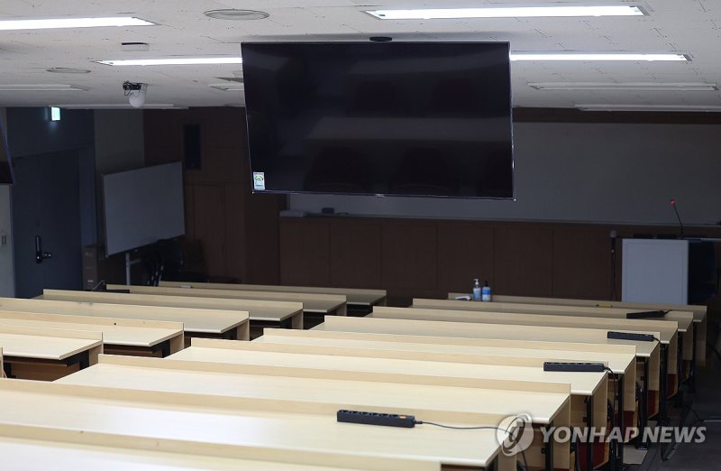 지난 11일 오후 수업 재개를 앞둔 서울 한 대학 강의실이 비어 있다. 연합뉴스