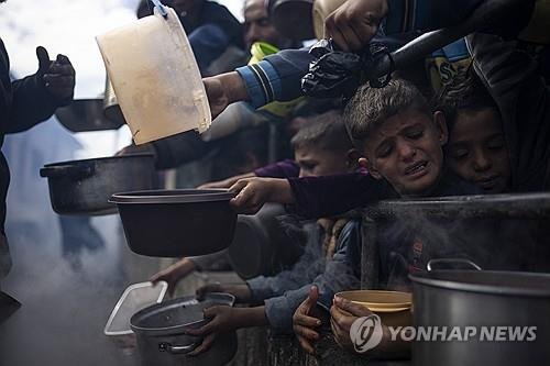 ″가자지구 중부 난민캠프 공격..언론인들 부상"