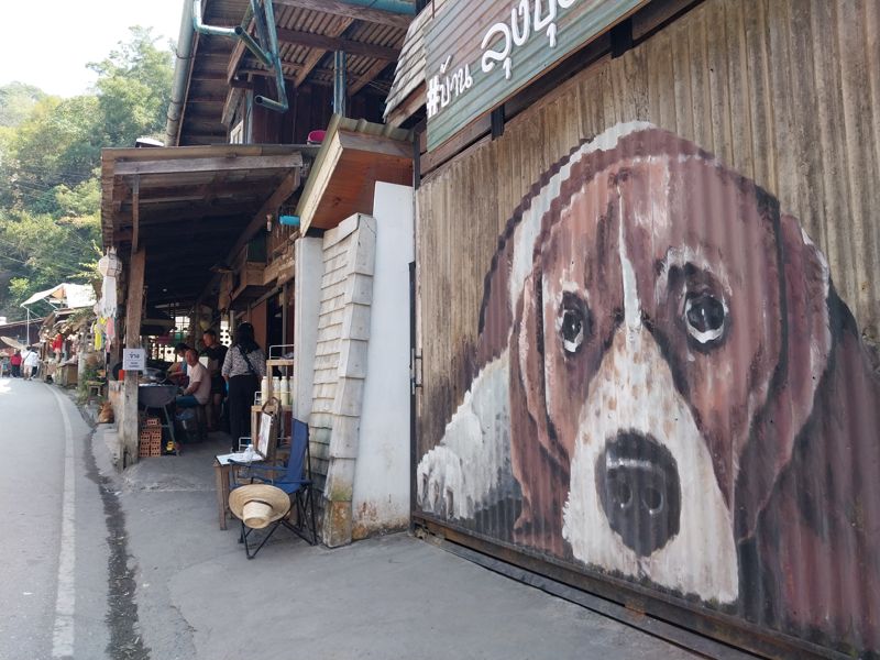 치앙마이 근교 한적한 시골 도시인 매깜뻥의 초입에서 만나 볼 수 있는 벽화. 사진 이환주 기자.