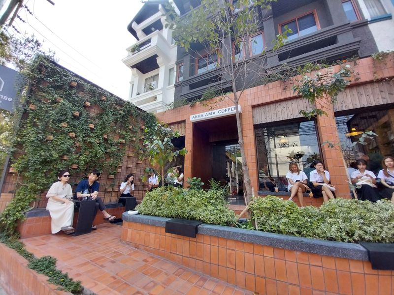 치앙마이 3대 커피 명소 중 1곳인 아카아마 프라싱 카페.