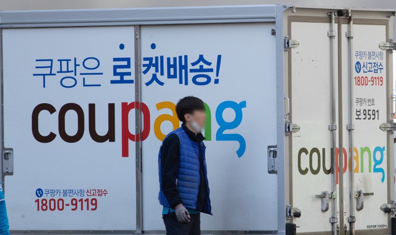 서울 시내의 쿠팡 캠프에서 배송 기사들이 배송준비 작업을 하고 있다. 2020.3.16/뉴스1 ⓒ News1 이재명 기자