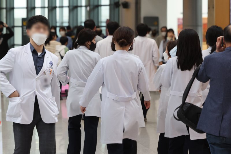 지난 11일 오후 서울 시내 대학병원에서 의료진들이 이동하고 있다. 뉴시스