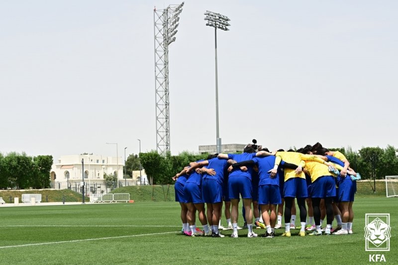 2024 파리 올림픽 최종예선 겸 아시아축구연맹(AFC) 23세 이하(U-23) 아시안컵에 참가하는 황선홍호가 12일(현지시간) 카타르 도하 트랜스미터스타디움 훈련장에서 결의를 다지고 있다. 대한축구협회 제공