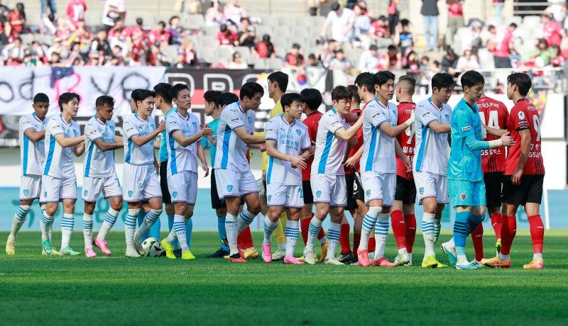 13일 오후 서울 마포구 월드컵경기장에서 열린 '프로축구 하나은행 K리그1 2024 7라운드' FC서울과 포항 스틸러스의 경기에서 4-2로 포항이 승리를 거둔 가운데 양팀 선수들이 인사하고 있다. 2024.4.13/뉴스1 ⓒ News1 안은나 기자