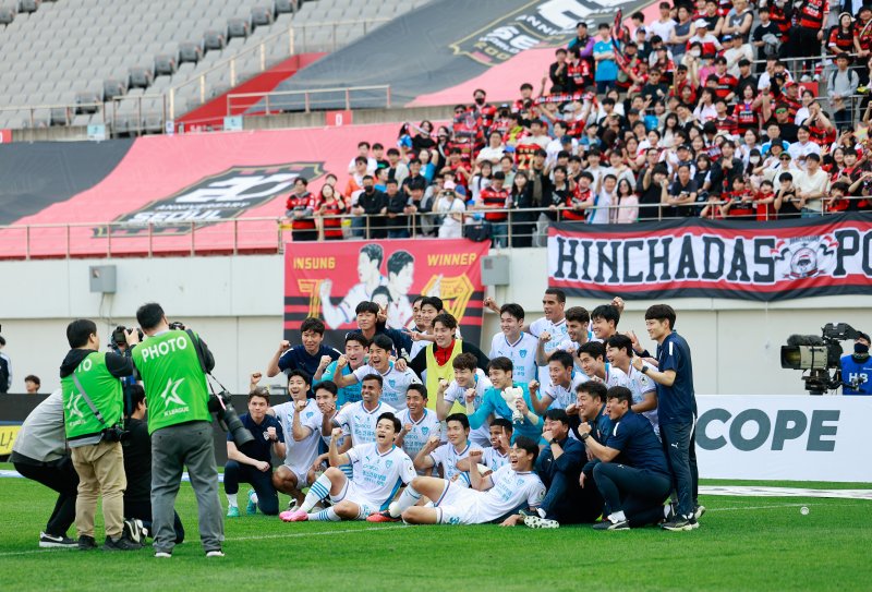 13일 오후 서울 마포구 월드컵경기장에서 열린 '프로축구 하나은행 K리그1 2024 7라운드' FC서울과 포항 스틸러스의 경기에서 4-2로 승리를 거둔 포항 선수들이 서포터즈와 기념 촬영하고 있다. 2024.4.13/뉴스1 ⓒ News1 안은나 기자