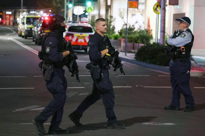 13일 호주 시드니 시내 본디정션의 쇼핑센터에서 발생한 흉기 난동 현장 밖에 무장한 경찰관들이 순찰하고 있다. 칼부림으로 6명이 사망했으며 8명이 다쳤다.AFP연합뉴스