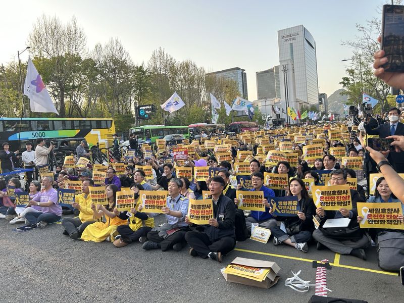 서울 중구 서울시청 앞 도로에서 열린 '4·16기억문화제'에서 시민들이 구호를 외치고 있다. 사진=강명연 기자