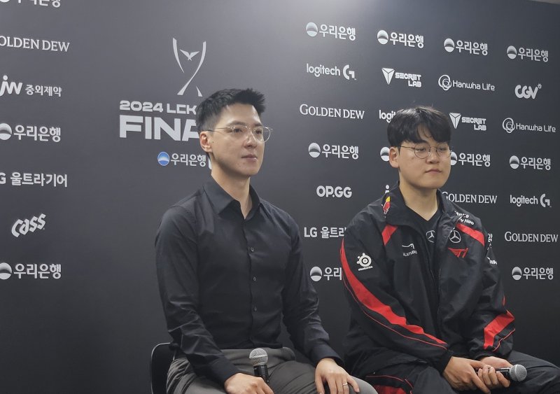 13일 서울 송파구 올림픽공원에 위치한 KSPO돔에서 열린 '2024 LCK 스프링 결승진출전' 직후 진행한 승자 인터뷰에서 '꼬마' 김정균 감독(왼쪽)과 '구마유시' 이민형 선수가 포즈를 취하는 모습 2024.4.13/뉴스1 ⓒ News1 박소은 기자