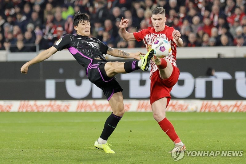 김민재(왼쪽) epa11192059 Freiburg's Roland Sallai (R) in action against Munich's Minjae Kim (L) during the German Bundesliga soccer match between SC Freiburg and FC Bayern Munich in Freiburg, Germany, 01 March 2024. EPA/RONALD WITTEK CONDITIONS - ATTENTION: The DFL regulations prohibit any use of photogr