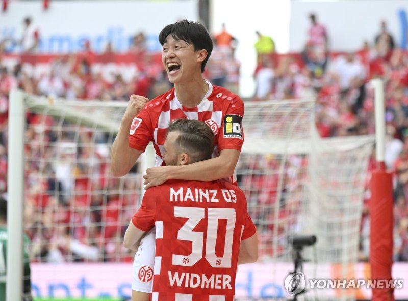 이재성 Mainz's Jae-Sung Lee, top, celebrates scoring with teammate Silvan Widmer during the Bundesliga soccer match between 1. FC Koln and VfL Bochum at RheinEnergieStadion in Cologne, Germany, Saturday April 6, 2024. (Marius Becker/dpa via AP) THE DEUTSCHE FUSSBALL LIGA DFL DOES NOT ALLOW ITS IMAGES T
