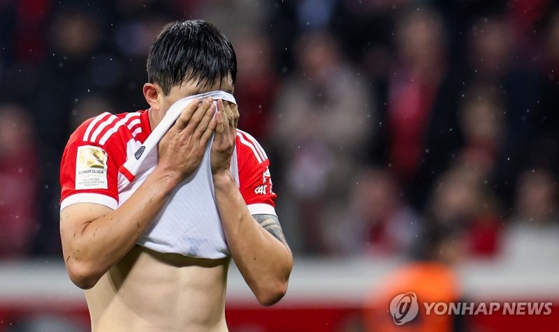 김민재 epa11143199 Munich's Minjae Kim reacts during the German Bundesliga soccer match between Bayer 04 Leverkusen and FC Bayern Munich in Leverkusen, Germany, 10 February 2024. EPA/RONALD WITTEK CONDITIONS - ATTENTION: The DFL regulations prohibit any use of photographs as image sequences and/or quas