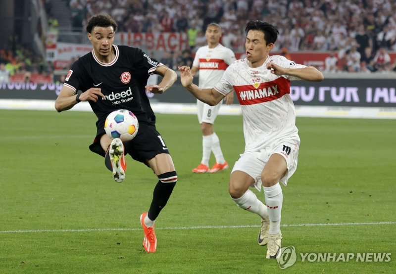 정우영 epa11277097 Stuttgart's Wooyeong Jeong (R) in action against Frankfurt's Faride Alidou (L) during the German Bundesliga soccer match between VfB Stuttgart and Eintracht Frankfurt in Stuttgart, Germany, 13 April 2024. EPA/RONALD WITTEK CONDITIONS - ATTENTION: The DFL regulations prohibit any use 