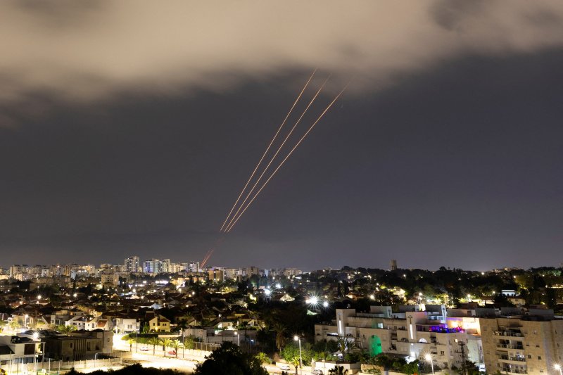 이스라엘 아시켈론에서 14일(현지시간) 미사일 요격 시스템이 작동하고 있다. 이란은 전날 이스라엘을 향해 드론 100여대와 미사일들을 발사했다. 로이터뉴스1