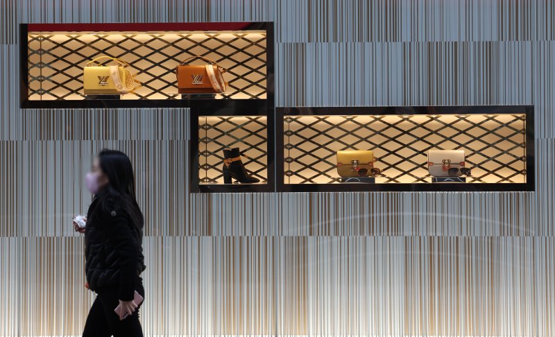 [서울=뉴시스] 김진아 기자 = 이른바 '에루샤'(에르메스·루이비통·샤넬)를 비롯한 주요 명품 브랜드들이 새해 초부터 국내에서 제품 가격을 잇달아 인상할 전망이다. 1일 관련 업계에 따르면 에르메스(Hermes)는 이달 초 대다수 품목의 가격을 올릴 것으로 전해졌다. 샤넬(CHANEL)은 이달 9일부터 일부 주얼리와 시계 가격을 4~5% 이상 올릴 것으로 알려졌다. 이밖에 루이비통(Louis Vuitton)과 디올(DIOR), 고야드(GOYARD), 부쉐론(Boucheron) 등 브랜드도 올 1~2월 내 인상 가능성에 무게가 실린다