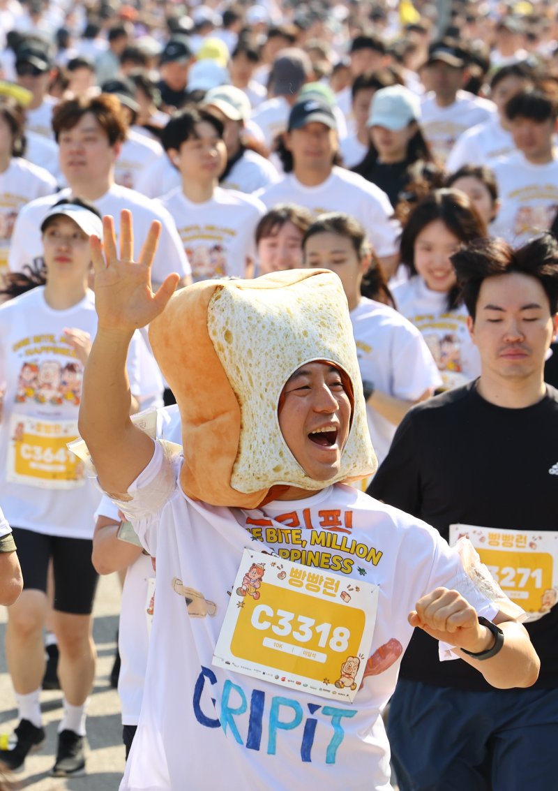 [서울=뉴시스] 황준선 기자 = 14일 오전 서울 마포구 평화의공원에서 열린 '빵빵런'에서 이색 복장의 참가자들이 힘차게 달리고 있다. 2024.04.14. hwang@newsis.com