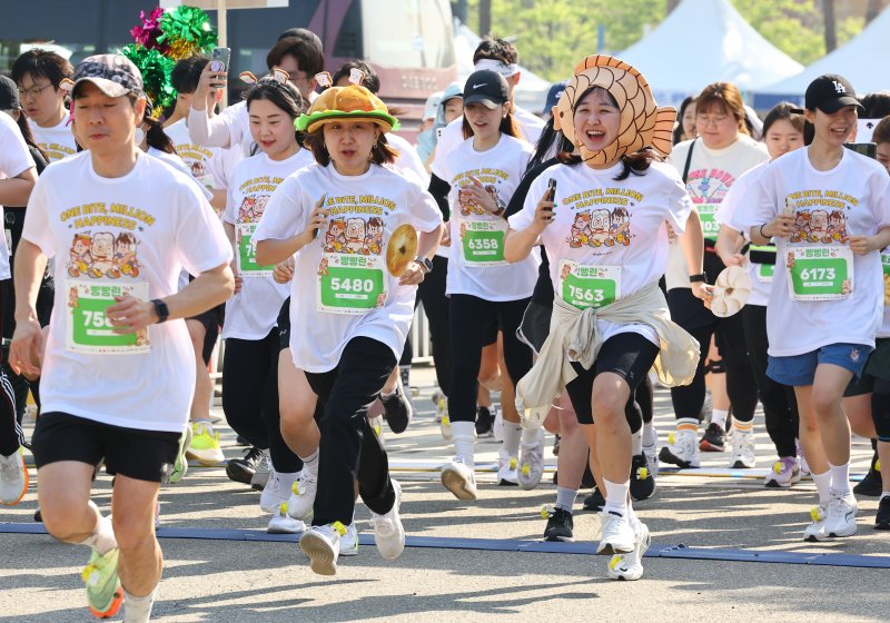 [서울=뉴시스] 황준선 기자 = 14일 오전 서울 마포구 평화의공원에서 열린 '빵빵런'에서 이색 복장의 참가자들이 힘차게 달리고 있다. 2024.04.14. hwang@newsis.com