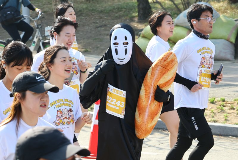 [서울=뉴시스] 황준선 기자 = 14일 오전 서울 마포구 평화의공원에서 열린 '빵빵런'에서 이색 복장의 참가자들이 힘차게 달리고 있다. 2024.04.14. hwang@newsis.com