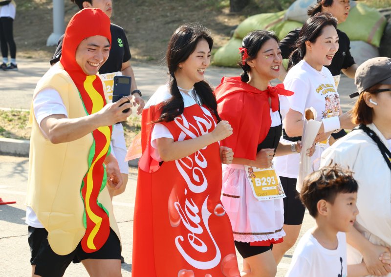 [서울=뉴시스] 황준선 기자 = 14일 오전 서울 마포구 평화의공원에서 열린 '빵빵런'에서 이색 복장의 참가자들이 힘차게 달리고 있다. 2024.04.14. hwang@newsis.com